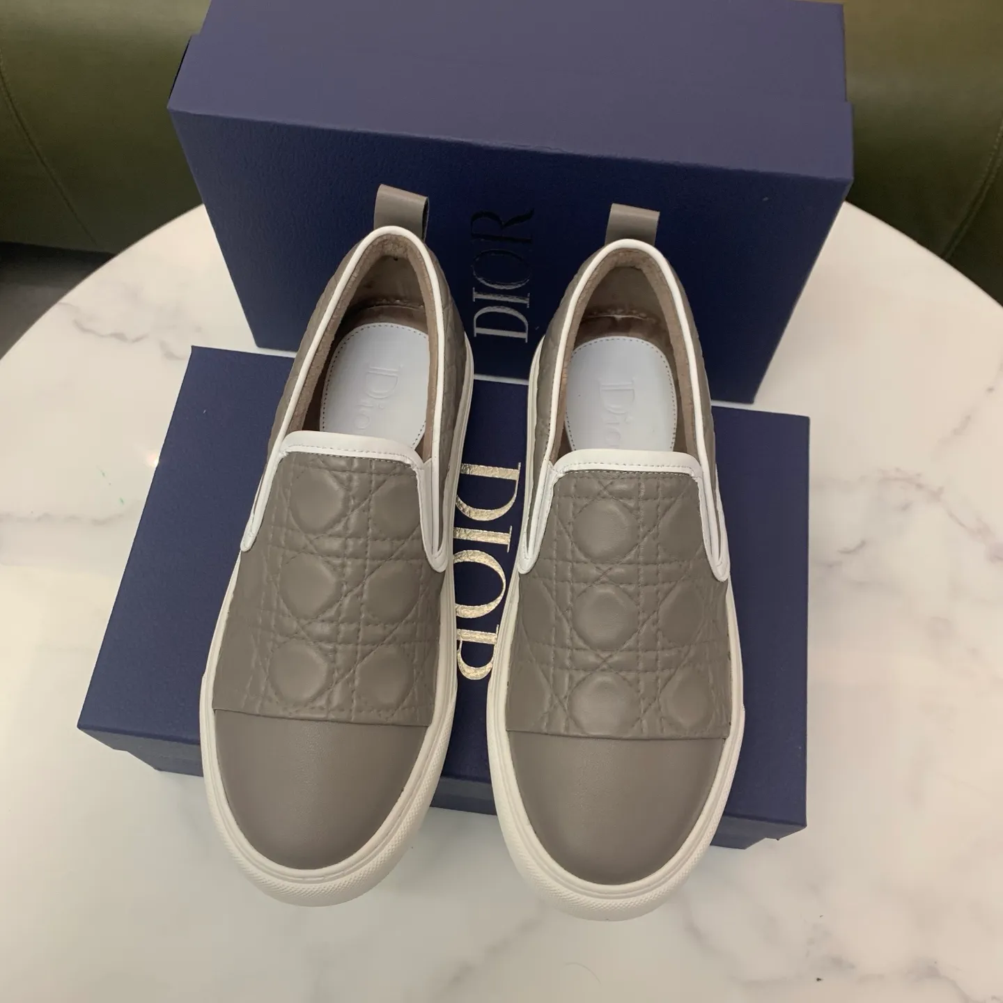 Men's men's shoes 💰400 [New style] 🧁🧁 Dior (velvet lining and leather lining are preferred when ordering) D's new product is on the market, full first-layer calfskin with embroidered classic diamond pattern D's craftsmanship, high-end and classy, ​​comfortable on the feet, versatile to wear, full of three-dimensional sense, available in 4 colors: black, coffee, gray and khaki, size: 39-44 (45 can be customized, cannot be returned)